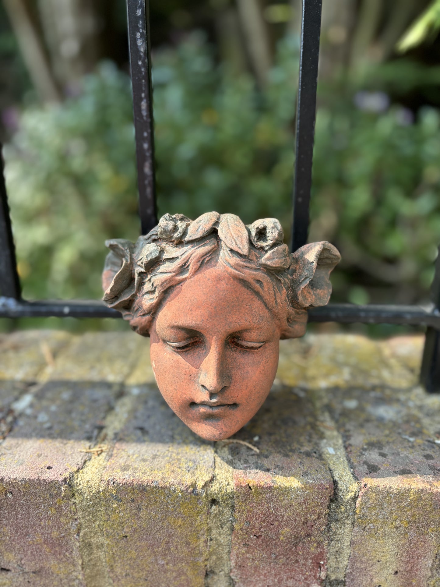 Stone Decorative Female Faces - Red